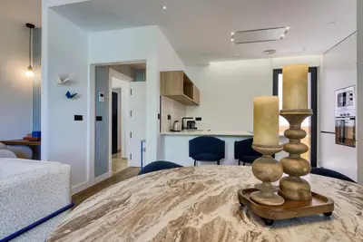 Image de 2br/2ba Apt, 3rd Floor, Elevator, Workspace & Free Parking