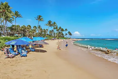 Image de 𝐅𝐢𝐧𝐝𝐢𝐧𝐠 𝐌𝐞𝐢𝐥𝐢’𝐬 Gorgeous Waiohai Club Beachfront Resort + Amenities