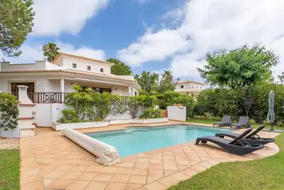 Image de Peaceful and lovely retreat with a pool