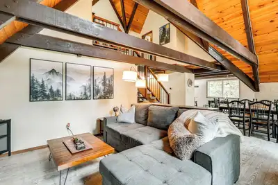 Image de Sleek Blue Lake Springs Retreat w/ Deck & Yard!