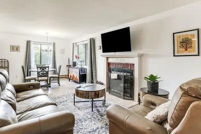 Image de 1 Mi to Whiskey Row + Town Sq: Remote Work Hub!