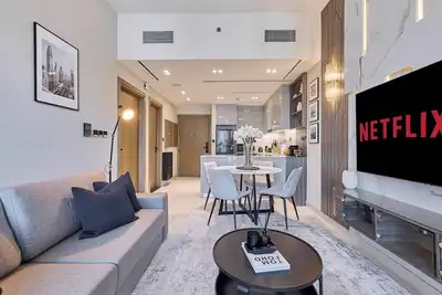 Image de Dubaï Canal Dream, vue emblématique sur le Burj avec grand balcon pour 4 personnes