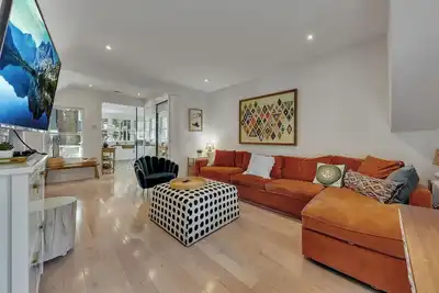 Image de Midtown 2br Gem | Screened Porch + Chic Design
