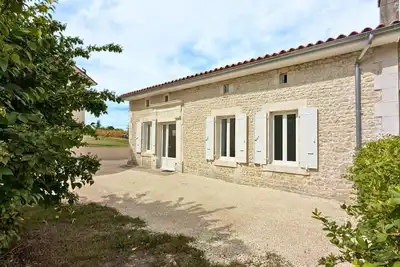 Image de Gîte charentais rénové au calme avec parking et jardin privatif