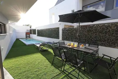 Image de Sun House with Pool