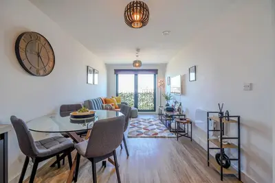 Image de Stylish City Stay | Juliette Balcony, Retro Games & Fast WiFi | Sleeps 4