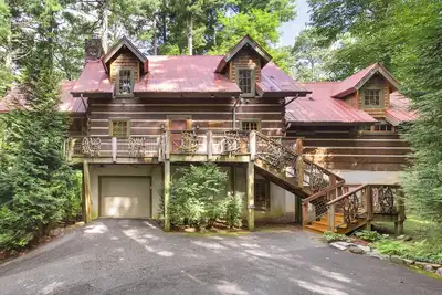 Image de Tree House in Highlands only a short walk to Main St, Hot Tub, Wifi.