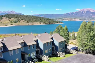 Image de Centennial Townhome - Mountain/Lake Views & Pool Access