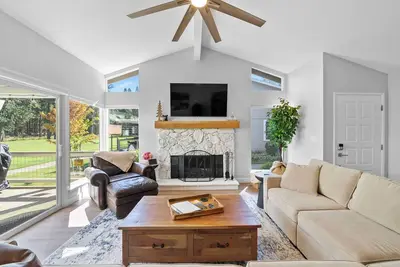 Image de Spacious Fairway Escape \\ Views, WiFi, Ev Plug