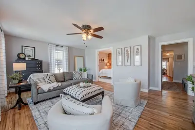 Image de Charming Downtown Retreat for Weddings, Weekends & Outdoor Fun!