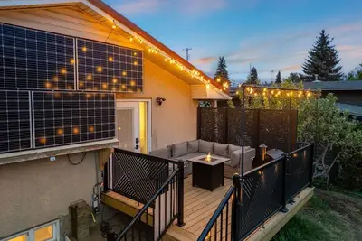 Image de Spa vibes, game room fun, and two decks. Just minutes from Whyte Ave & Downtown.