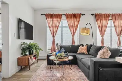 Image de Stylish ground-floor suite steps from Whyte Ave, cafes, and river trails