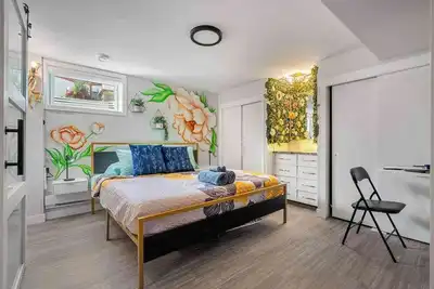 Image de Art, comfort, and fun just 15 minutes to downtown and steps from shops