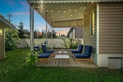 Image de Big, fun-filled stay steps from Whyte Ave with yard, games, and coffee bar