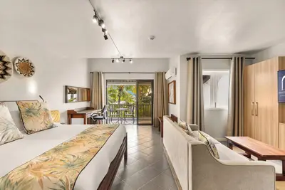 Image de Grand Sahāna 18 | Beachfront Apartment with Balcony | Work from Paradise