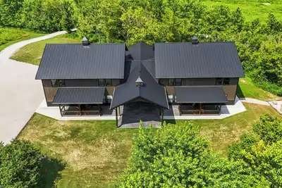 Image de New Barn/ Sleeps 12/ 2 Hot Tubs/ Ev Charger