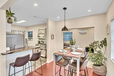 Image de Cozy & peaceful historic Bungalow steps from ballpark