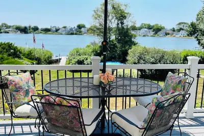 Image de Serene Waterfront 3-Br house with Loft, 1 mile walk to Charlestown beach