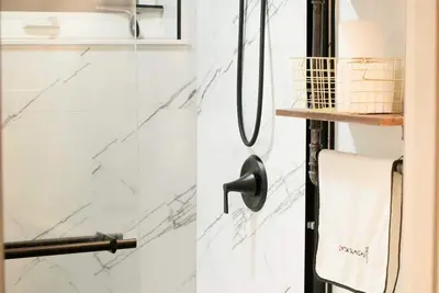 Image de Ideal for long stays, Near/airport Gym-Parking.