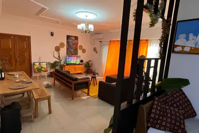 Image de Appartement décoré de plantes Naturelles  et de peintures artistiques.