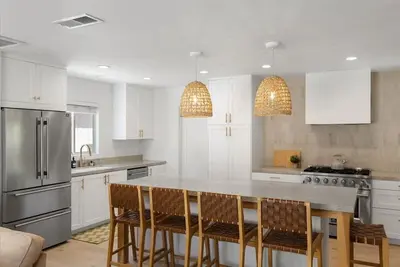 Image de Pet Friendly, Single Story Home with Large Yard, 10 min from the beach