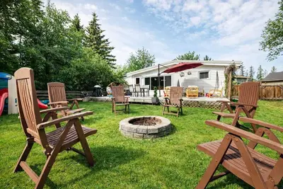 Image de 1 Block to Beach - Family Cabin, Big Yard, Sleeps8