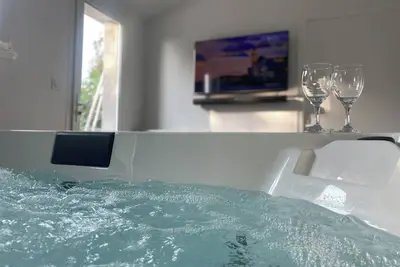 Image de Spa privatif & Jardin - 10 min du Mont St-Michel