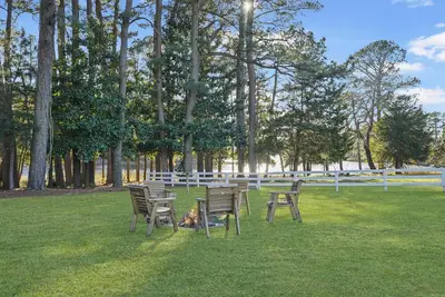Image de 3br Farmhouse with Porch, Fire Pit, Horseshoe Pit
