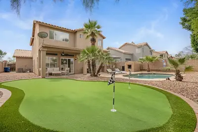 Image de Family Friendly, Putting Green and Heated Pool. Centrally located!