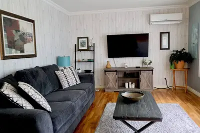 Image de    •   Cozy 3-Bedroom Main-Floor Bungalow, Prime Location