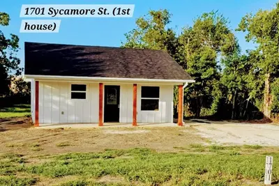 Image de Charming Country Cottage on 1 acre in the City. 2-bdrm 1 ba