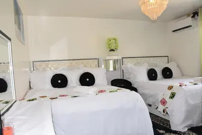 Image de Hébergement confort pour 4 personnes, climatise, cuisine  dans une villa.