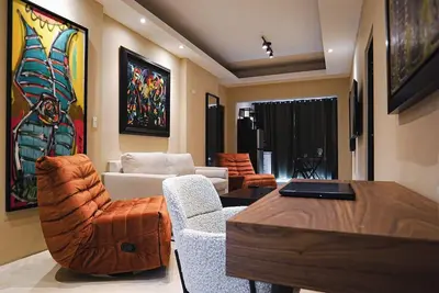 8 bedrooms, 6 bathroom apartment