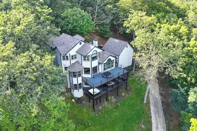 Image de Hot Tub, Decks & 2 Kitchens: Mtn-View Jasper Gem!