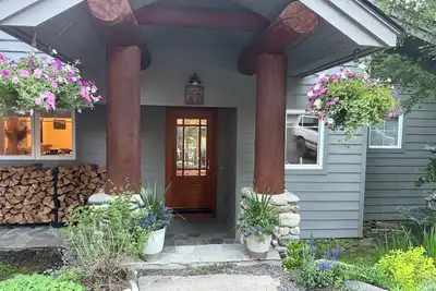 Image de Family-Friendly Mountain Home - walk to town