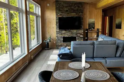 Image de Escape to nature: chalet with spa, hiking, and lake access!