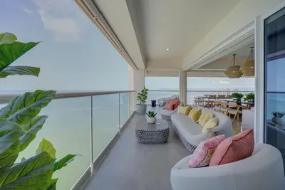 Image de Beachfront Luxury 4br | Pools, Gym & Ocean Views