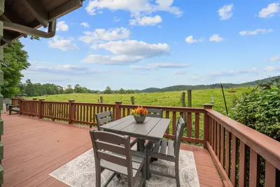 Image de Pet-Friendly Charming Cabin near Boone w/ Views & Fireplace