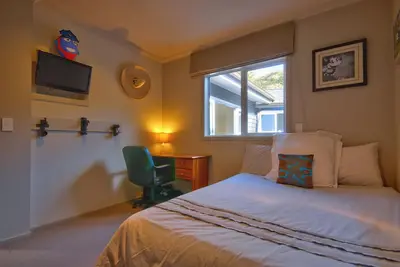 Image de Cute As, by the lake, bike tracks walking distance to shops & retail! !