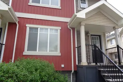 Image de Cozy Townhome in South Edmonton