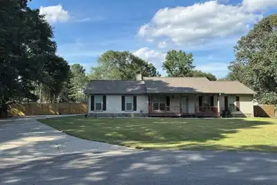 Image de Charming 3-bedroom House on 1. 3 acres with a fully fenced private backyard