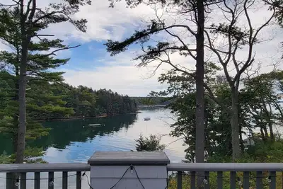 Image de All Decked Out: 5br/4ba Coastal Retreat with Panoramic Water Views and Shared Dock Access