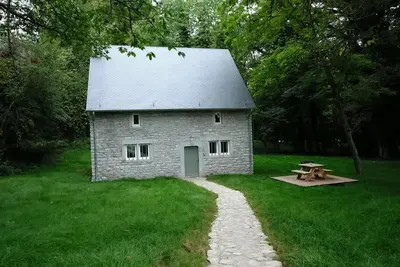 Image de Gîte de 2 chambres avec noyeraie et parc aux cerfs