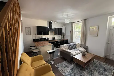 Image de Modern Home • Sleeps 7 • Contractor / Families & Students Welcome.