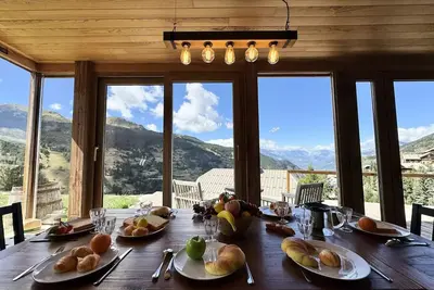 Image de Un séjour unique face aux montagnes.