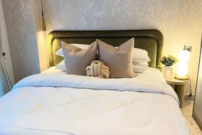 Image de Exquisite 2-Bedroom Premium Apartment at the Signature. 3-5 minutes from Airport