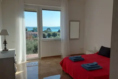 Image de Accogliente appartamento centrale, 2 minuti dal lago, bar, ristoranti, negozi