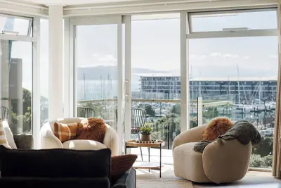 Image de Sailor's View - 3 bedroom / 2 bathroom waterfront apartment with car park