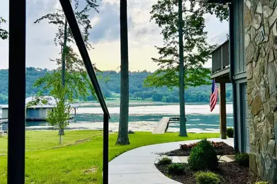 Image de Escape to our beautifully updated lakeside retreat, where every detail is designed for comfort and relaxation. From the moment you step inside this 3 bed/2bath house, you'll be captivated by sweeping, unobstructed views of the lake through expansive