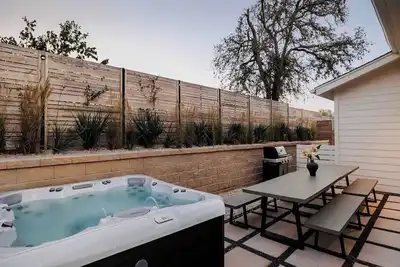Image de Two New Luxury Austin Homes | Saunas Hot Tubs